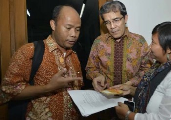 Anggota KPU Hadar Nafis Gumay (tengah) menerima dokumen dan bukti gambar insiden kisruhnya pemungutan suara Pilpres 2014 Hongkong dari Direktur Eksekutif Migrant CARE Anis Hidayah (kanan) dan Analis Kebijakan Migrant CARE Wahyu Susilo (kiri) di Gedung KPU, Jakarta, Senin (7/7).
