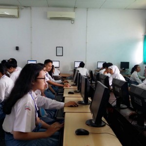 Siswa SMAN 18 Surabaya mengikuti ujian sekolah menggunakan metode Computer Based Test. Metode ini sesungguhnya baru akan digunakan saat UN mendatang.[trie diana/bhirawa]