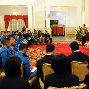 Presiden Jokowi memberikan pengarahan kepada siswa-siswi SMA Taruna Nusantara, di Istana Negara, Jakarta, Senin (2/3)