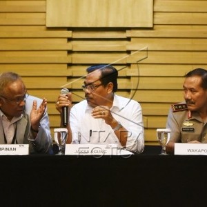 Plt pimpinan KPK Taufiequrachman Ruki (kiri) bersama Jaksa Agung HM Prasetyo (tengah) dan Wakapolri Komjen Badrodin Haiti (kanan) melakukan kenferensi pers di Gedung KPK, Jakarta, Senin (2/3).