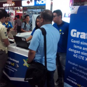 Pelanggan antre menukarkan kartu lama dengan kartu 4G XL di salah satu XLCenter di Surabaya.