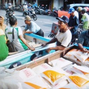 Situasi OP beras yang kurang diminati warga di Pasar Mojosari, Senin (2/3) kemarin. [kariyadi/bhirawa]