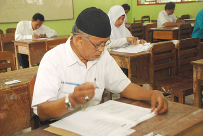 Peserta ujian kejar paket C di SMPN 26 Surabaya, Senin (13/4). Ada 25 siswa dari sekolah internasional yang ikut ujian paket di sekolah ini untuk mendapatkan ijazah kesetaraan.