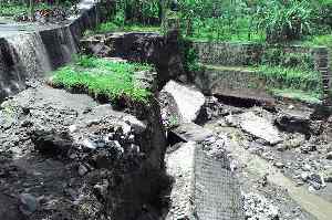 Tampak sabuk dam penghubung Desa Ngaringan dengan Desa Soso Kecamatan Gandusari Kabupaten Blitar ambrol akibat lahar dingin Gunung Kelud. [Hartono/Bhirawa]
