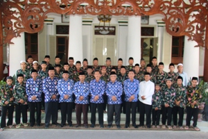 110 kafilah sebelum diberangkat mengikuti MTQ tingkat Provinsi Jawa Timur di Banyuwangi berfoto bersama dengan Ketua DPRD Pamekasan, H. Halili, dan Sekda Pamekasan, Dr. Alwi Beq. [din/bhirawa]   