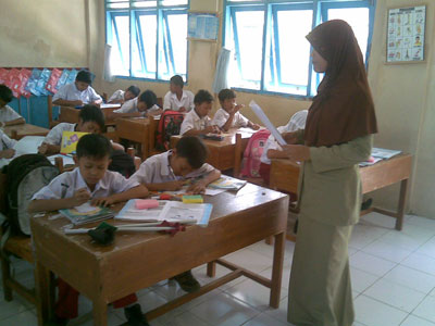 Guru SD saat mengajar para siswanya.