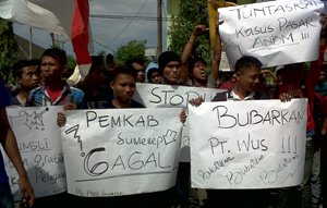 Aktivis mahasiswa yang tergabung dalam Pergerakan Mahasiswa Islam Indonesia (PMII) Sumenep melakukan aksi unjuk rasa ke kantor Bupati setempat. Mereka membeber sejumlah kegagalan kepemimpinan Bupati dan Wakil Bupati Sumenep, A Busyro Karim dan Soengkono Siddik (Abussidik) selama masa kepemimpinannya.