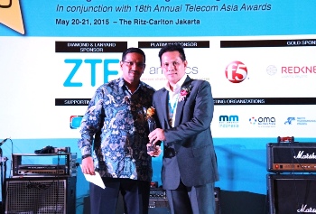 Group Head Mobile Financial Service, Randy Pangalila (kiri) menerima penghargaan internasional 'Telecom Asia Award 2015' untuk kategori best mobile payment service.