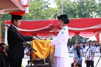 Plh Bupati Lamongan Yuhronur Effendi menjadi inpektur upacara (Irup) dalam peringatan Hari Ulang Tahun (HUT) kemerdekaan RI ke-70 di Alun-alun Kota Lamongan