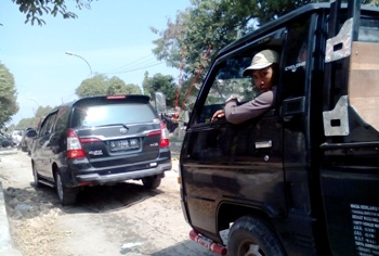 Jalan penggubung antar kabupaten (Tuban-Bojonegoro) di Kecamatan Soko Tuban yang banyak dikeluhkan penguna jalan karena terkesan kontraktor lepas tangan. (khoirul huda/bhirawa)