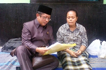 Iis Juana Indah (kanan) saat didatangi anggota Komisi B DPRD Kabupaten Malang H Hadi Mustofa (kiri), di RSUD Kanjuruhan Kepanjen, Kab Malang, pada Selasa (1/9) kemarin