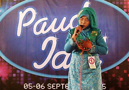 Pengajar PAUD sedang unjuk kebolehan di ajang PAUD Idol yang digelar di Pendopo Kabupaten Nganjuk.(ristika/bhirawa)