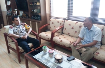 Kapolres Tuban AKBP Guruh Arif Darmawan, saat menerima kunjungan salah satu anggota DPRD yang menyerahkan draf perda miras serta membahasa tentang Kamtibmas jelang pemilukada. (Khoirul Huda)