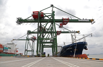 Terminal Teluk Lamong merupakan multipurpose terminal di Pelabuhan Tanjung Perak yang diperuntukkan untuk bongkar muat peti kemas domestik dan internasional, serta curah bahan makanan dan pakan ternak (food and feed grain).