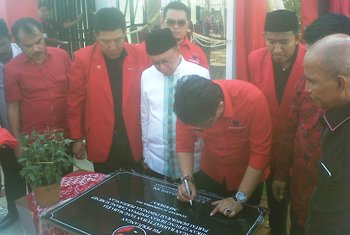 Sekjen DPP PDI Perjuangan, Hasto Kristiyanto, saat menandatangani prasasti pada peresmian gedung DPC PDI Perjuangan Kabupaten Sumenep, Minggu (22/11). 