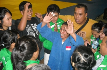 Yuliati bersama atlet Judo Jatim merayakan kemenangan usai merebut medali emas. [wawan triyanto/bhirawa]
