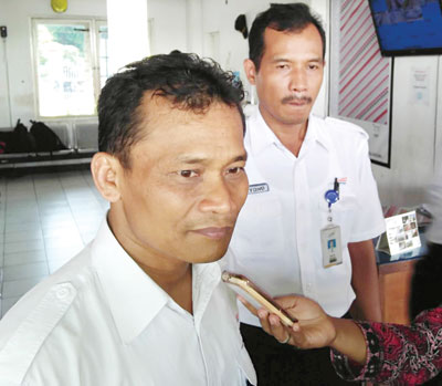 Manager Humas PT KAI Daop 7 Madiun, Eko Budiyantodidampingi Kepala Stasiun KA Madiun, Budiyono, saat diwawancari wartawan, Kamis (10/12).