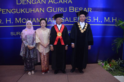 Rektor Unair Prof Nasih (paling kanan) setelah mengukuhkan secara resmi Wakil Ketua MA Bidang Yudisial Prof Dr Mohammad Saleh (dua dari kanan) sebagai guru besar FH Unair, Sabtu (12/12).