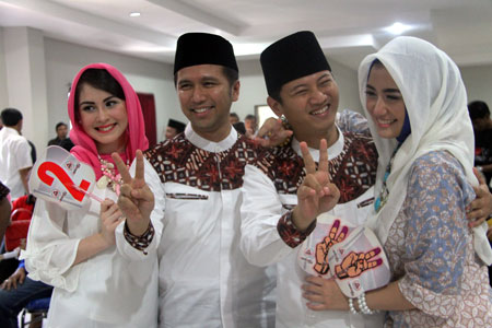 Calon Bupati Trenggalek Emil Elestianto Dardak dan wakilnya Mochamad Nur Arifin bersama pasangan masing-masing.