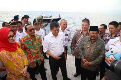 Menhub Ignasius Jonan didampingi Gubernur Jatim Dr H Soekarwo dan Kepala Dishub dan LLAJ Provinsi Jatim Dr Ir Wahid Wahyudi MT meninjau terminal baru Pelabuhan Probolinggo.