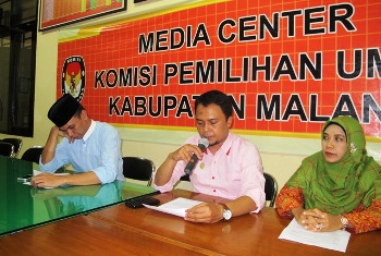 Komisioner KPU Kabupaten Malang saat mengger jumpa pers di Kantor KPU Kabupaten Malang 