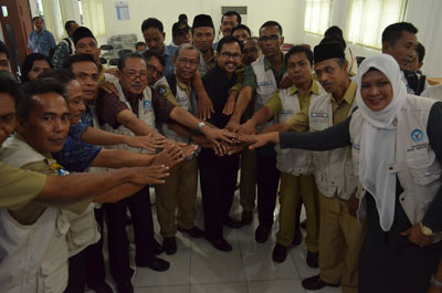 Kepala Dindik Surabaya Ikhsan bersama kepala sekolah dari beberapa daerah terpencil, tertinggal dan terluar yang tengah mengikuti program kemitraan di Surabaya, Senin (14/12).
