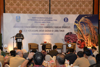 Sekdaprov Jatim Dr Akhmad Sukardi MM saat memberikan pengarahan di Rakorda TPID Provinsi Jatim di Hotel Sheraton Surabaya.