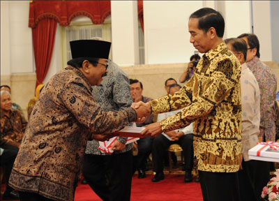 Gubernur Jatim Dr H Soekarwo saat menerima DIPA 2016 dari Presiden RI Joko Widodo di Istana Negara Jakarta, Senin (14/12).