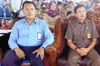 Dirut PDAM Kabupaten Malang H Syamsul Hadi (kiri) saat mengikuti kegiatan Pemerintah Kabupaten (Pemkab) Malang, di Desa Ngajum, Kecamatan Ngajum, Kab Malang 