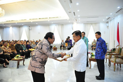 Gubernur Jatim Dr H Soekarwo menerima piagam penghargaan Laporan Akuntanbilitas Kinerja Pemerintah Provinsi (LAKIP) dari Wapres Jusuf Kalla dengan predikat memuaskan, Selasa (15/12).