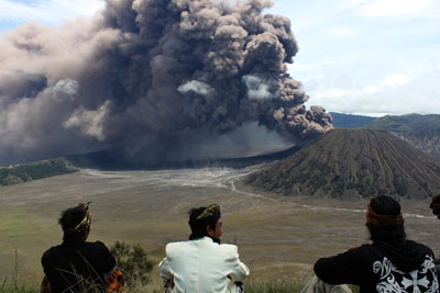 Masyarakat di sekitar Gunung Bromo dan wisatawan dilarang memasuki kawasan dalam radius 2,5 km dari kawah aktif gunung seiring terus meningkatnya aktivitas vulkanik Gunung Bromo, Selasa (15/2).