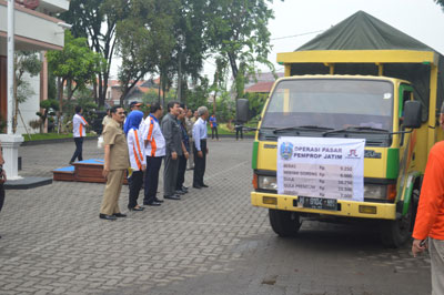 Kepala Disperindag Provinsi Jatim Dr Moch Ardi Prasetyawan melepas truk pengangkut komoditi OP di Kantor Disperindag Jatim.
