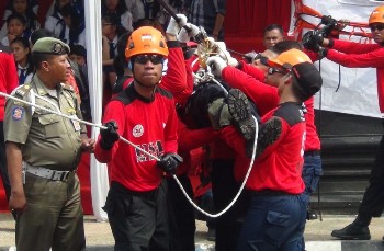 Anggota relawan PMI Kota Malang saat melakukan simulasi penyelamatan kebakaran di Balai Kota Malang, Rabu (16/12) kemarin. [achmad tauriq/bhirawa]