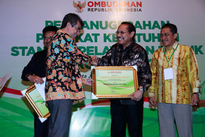 Sekdaprov Jatim Dr Akhmad Sukardi MM menerima Penganugerahan Predikat Kepatuhan Standar Pelayanan Publik dari Ketua Ombudsman RI Danang Girindrawardana di Hotel Aryaduta Jakarta, Rabu (16/12).