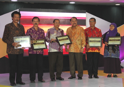 Sekretaris Daerah (Sekda) Kota Blitar, Rudi Wijonarko (paling kiri) saat menerima penghargan PPID Award di Gedung Graha Pena, Surabaya, Senin (14/12) malam. [Hartono/Bhirawa]