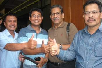 Sekretaris PB PJSI, Sadik Al-Gadri (tengah kanan) bersama HUmas PJSI Jatim Ismoyo (tengah kiri) saat berada di arena Kejurnas Judo di Bikasoga Bandung. [wawan triyanto/bhirawa]