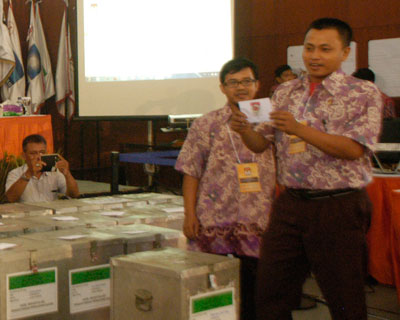 Rapat pleno terbuka rekapitulasi perolehan suara Pilkada Surabaya 2015.