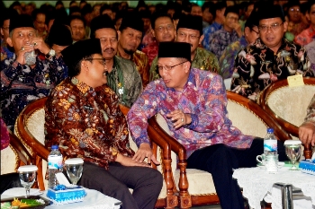 Wagub Jatim Drs H Saifullah Yusuf bersama Menteri Agama Lukman Hakim Sarifuddin berbincang-bincang disela acara pembinaan pejabat di lingkungan Kanwil Kemenag Jatim.