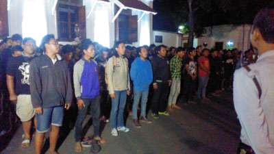 388 orang suporter Surabaya United saat dibawa ke Mapolrestabes Surabaya, Minggu (20/12) dini hari.