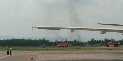 Kepulan asap hitam tampak dari lokasi jatuhnya pesawat T50 saat Gebyar Dirgantara di Lanud Adisutjipto Jogjakarta, Minggu (20/12) pagi.