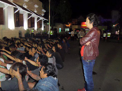  388 orang suporter Surabaya United saat dibawa ke Mapolrestabes Surabaya, Minggu (20/12) dini hari.