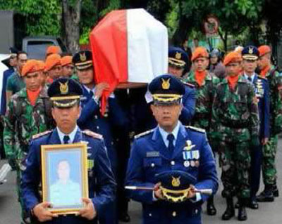 Jenazah Letkol Penerbang Marda Sarjono yang gugur saat menerbangkan pesawat tempur T-50i Golden Eagle di Lanud Adi Sutjipto Jogjakarta dimakamkan dengan upacara militer di Taman Makam Pahlawan (TMP) Kota Madiun, Senin (21/12).
