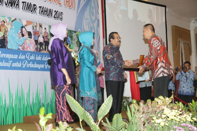 Gubernur Soekarwo memberikan penghargaan pada peringatan Hari Ibu, Hari Kesetiakawanan Sosial Nasional dan Hari Disabilitas Internasional, di Gedung Negara Grahadi Surabaya, Selasa (22/12).