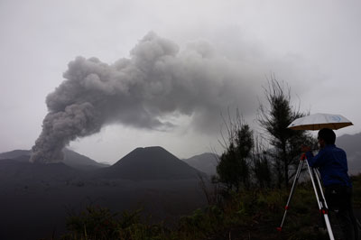 Asap berwarna kelabu pekat keluar dari kawah Gunung Bromo membumbung hingga ketinggian 600 meter dari bibir kawah menunjukkan meningkatnya aktivitas vulkanik pada Senin 14 Desember lalu.