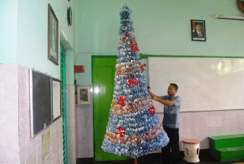 Tidak akan ada yang mengira jika pohon Natal setinggi 3,2 meter ini berbahan limbah tiket yang dibuat anak-anak.