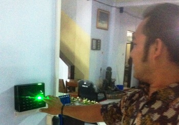 Salah satu alat absen model finggerprint yang mulai dipasang di lingkup Sekretariat DPRD Kota Mojokerto. [kariyadi/bhirawa]