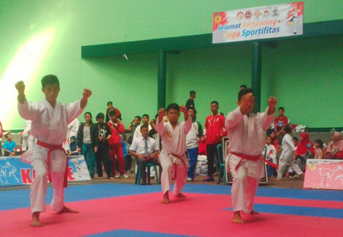 Sejumlah atlet Karatedo saat memperagakan jujus-jurus andalan dalam pembukaan Kejurkab Karatedo di Tuban kemarin. (khoirul huda/bhirawa)