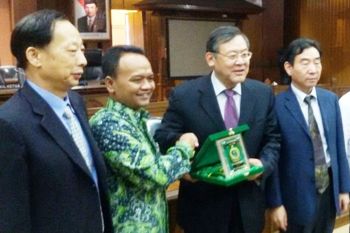 Ketua DPRD Sidoarjo Sulamul Hadi Nurmawan menyambut tamu dari Jinan, Cina.(achmad suprayogi/bhirawa)