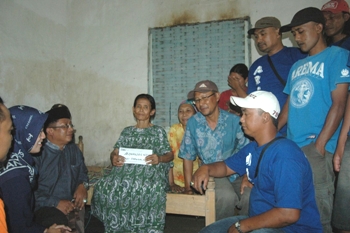 Jumakiyah warga Desa Jambesari, Kec Poncokusumo, Kab Malang, saat menunjukkan perutnya yang terkena penyakit tumor sejak 27 tahun