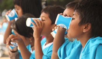 Mengkonsumsi susu secara rutin dapat membuat anak sehat.